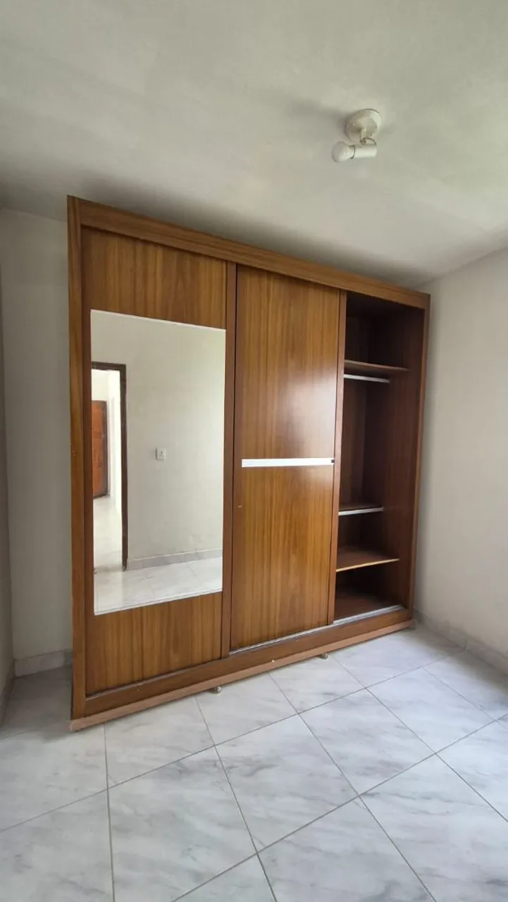 Guarda-Roupa de Madeira com Espelho
