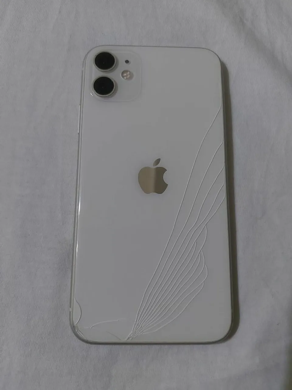 iPhone 11 Branco - Tela Trincada