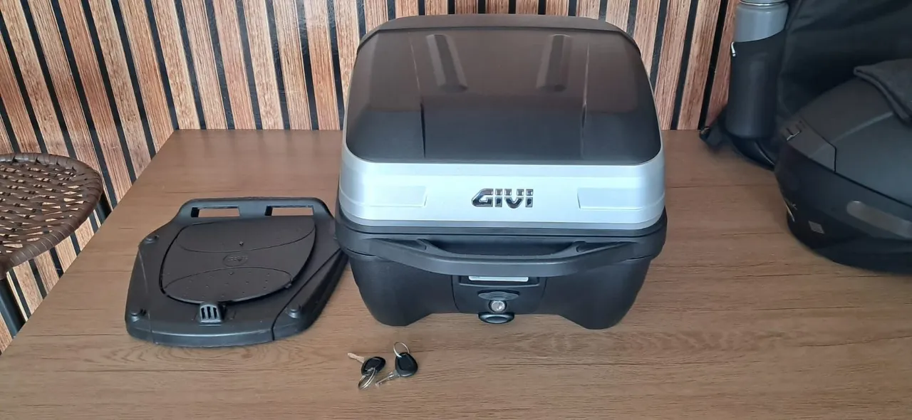 Baú Givi para moto com chave e base