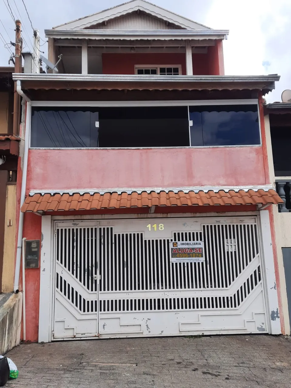 Imóvel para aluguel possui 230 metros quadrados com 3 quartos