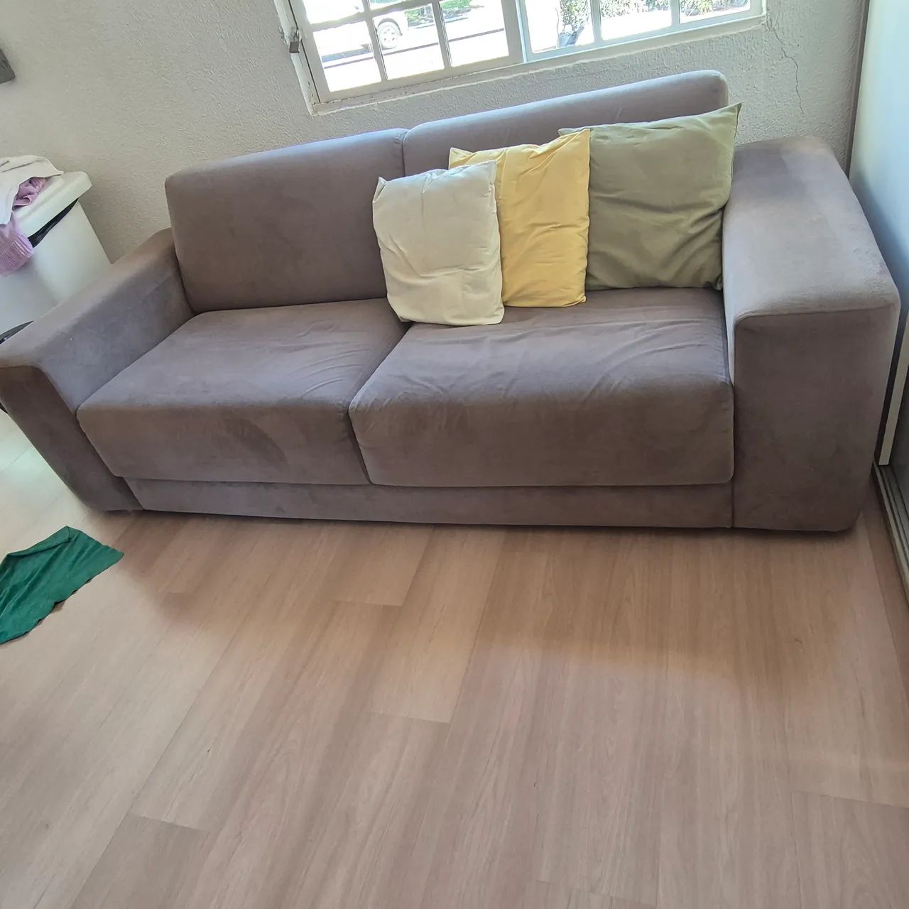 Sofá 3 lugares em tecido marrom - Foto 3