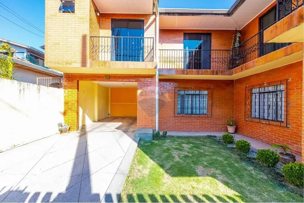 Sobrado à venda bairro Sítio Cercado 4 quartos.
