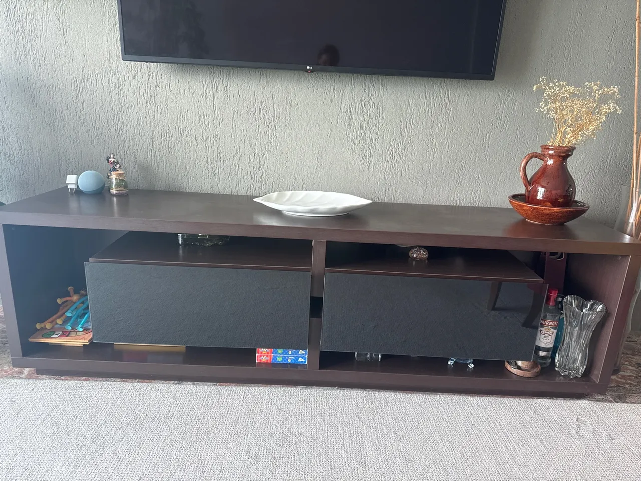 Móvel para TV em Madeira Maciça com Design Moderno