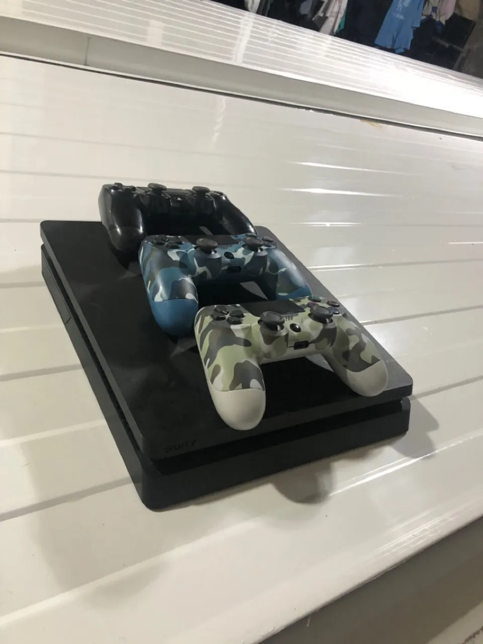 PlayStation 4 com 3 Controles