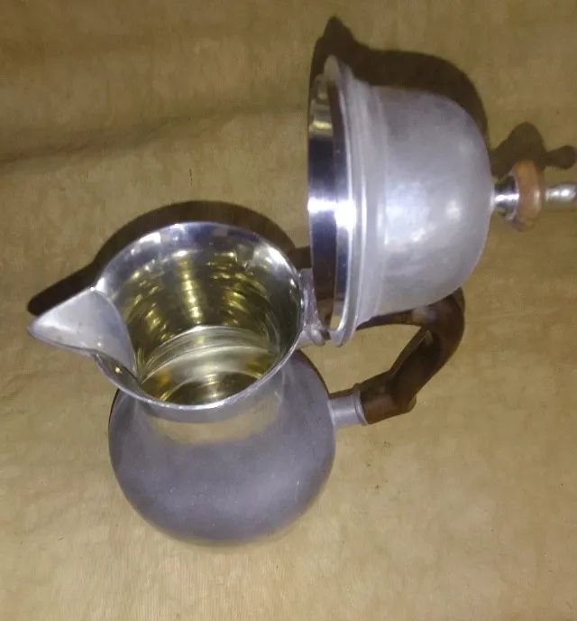 John Sommers - Antigo Bule em estanho inglês, alças e pega tampa em madeira *Descrição - Foto 2