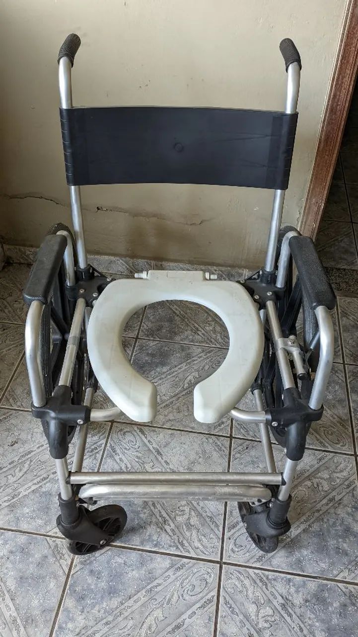 Cadeira de rodas sanitária com assento - Foto 5