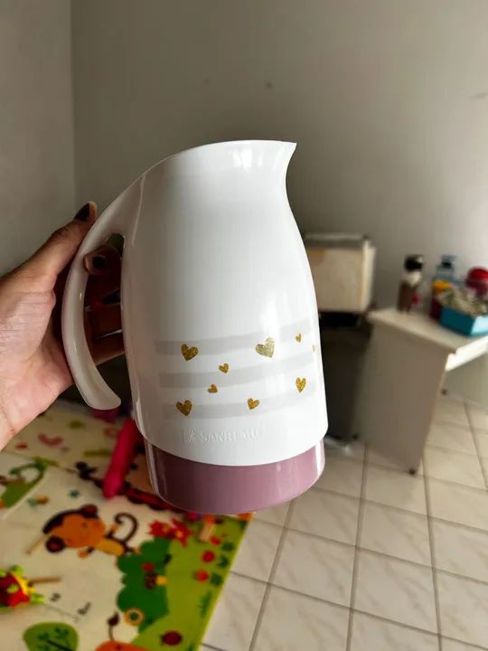 Jarro de vidro com estampa de corações