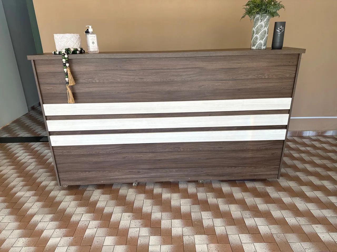 Móvel de escritório branco com gavetas e armários - Foto 3