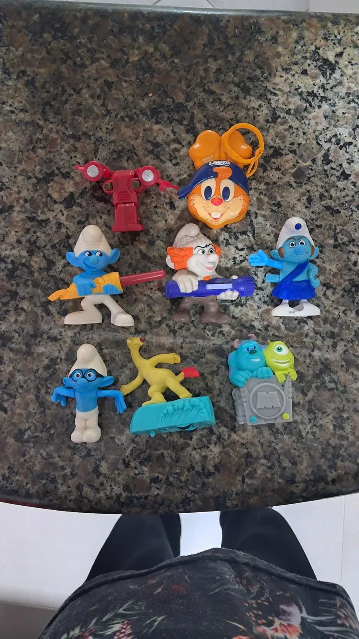 Brinquedos de personagens variados