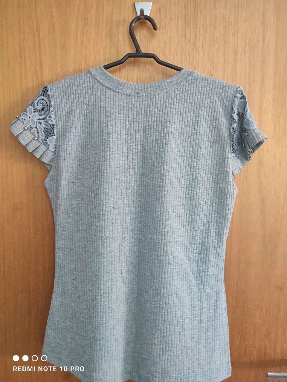 Blusa com detalhes de renda na manga - Foto 4