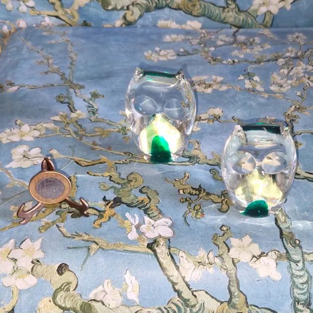 Conjunto de antigas esculturas de cristal incolor e verde de duas corujas 8 e 7 cm altura. - Foto 2