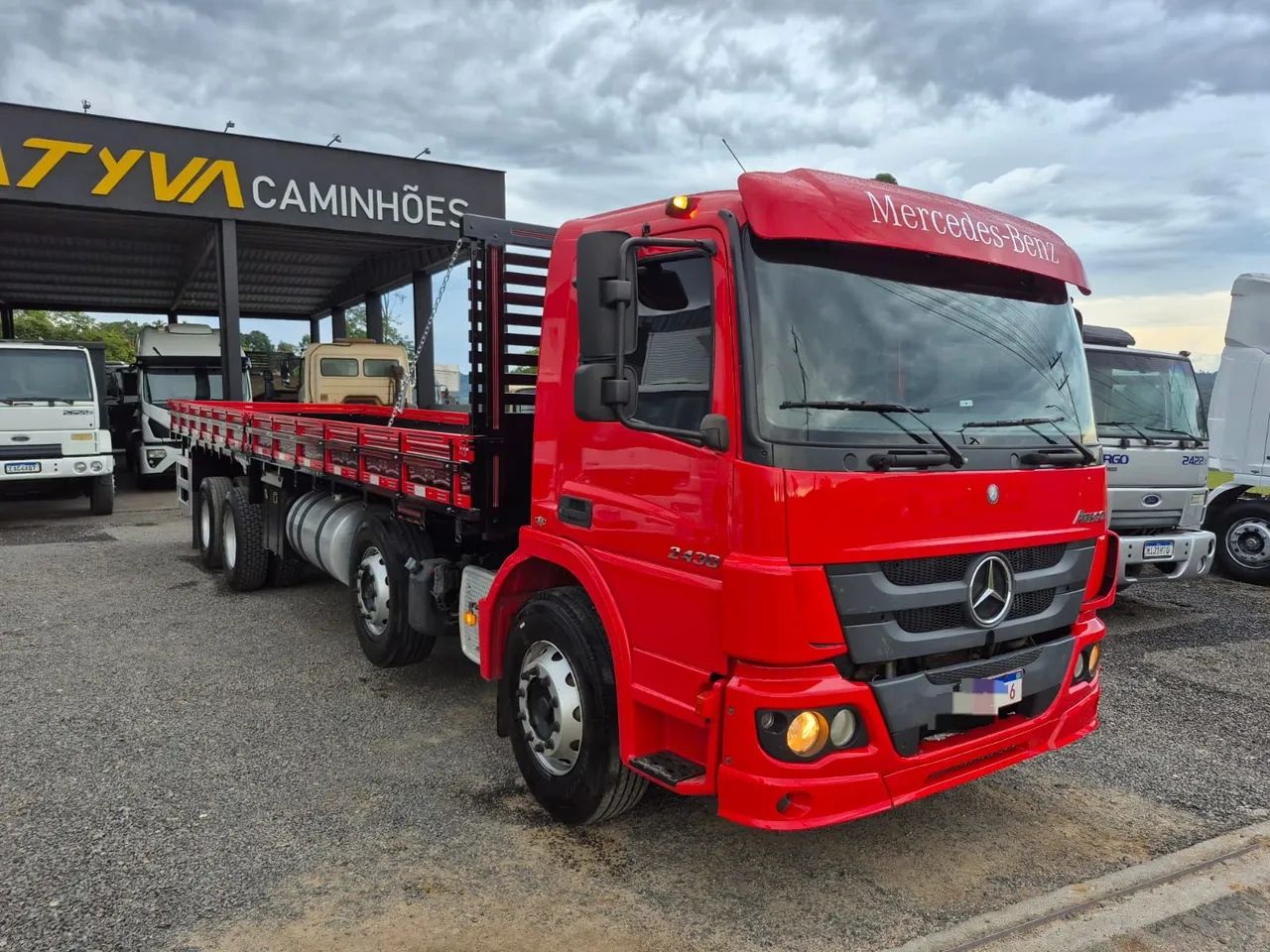 Atego 2430 8x2 / carroceria