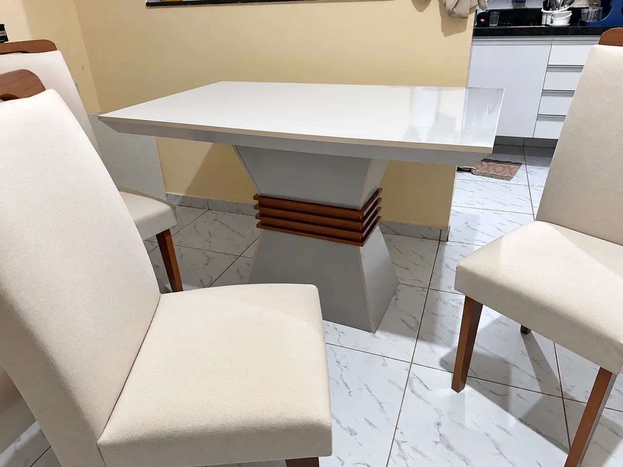 Mesa de MDF com 4 cadeiras  - Foto 3