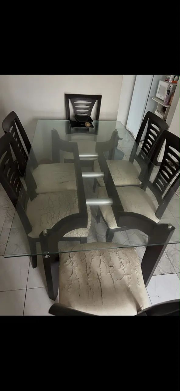 Mesa 6 lugares com vidro e cadeiras 