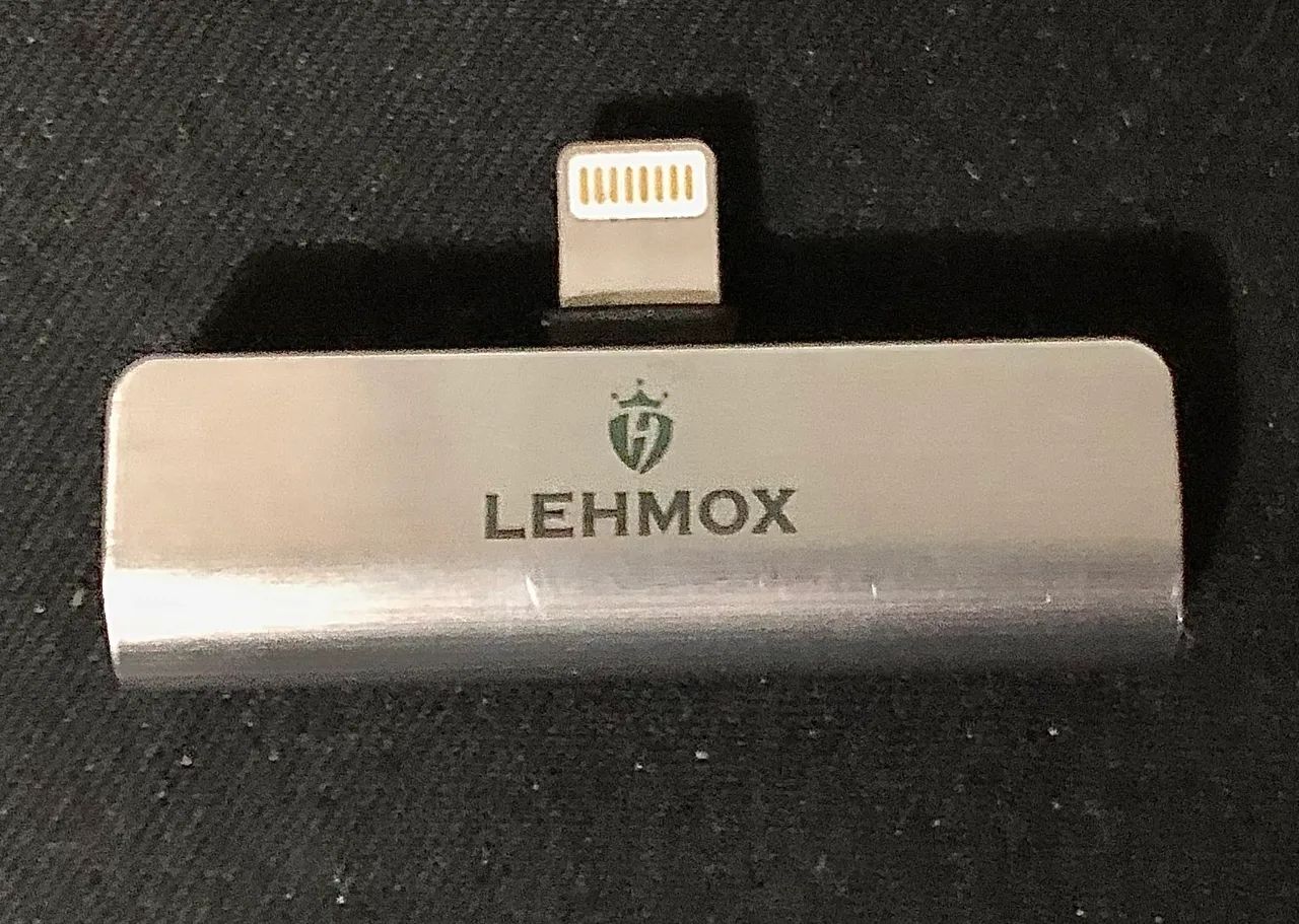 Adaptador Lehmox 2 em 1 - Lightning para P2 (Fone) e Lightning (Carga)