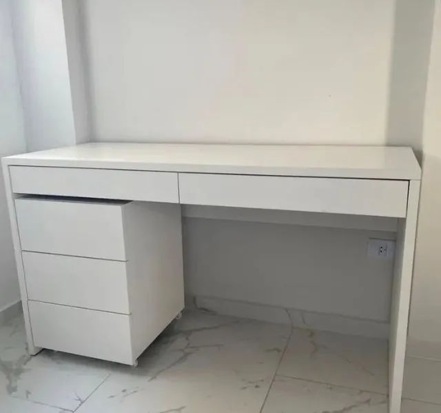 Escrivaninha Branca com Gavetas