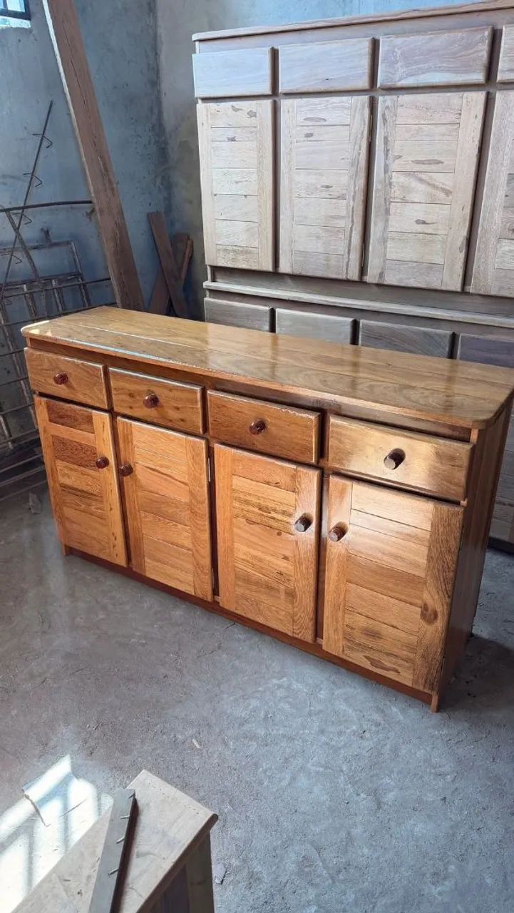 Cômoda com 4 gavetas e 4 portas