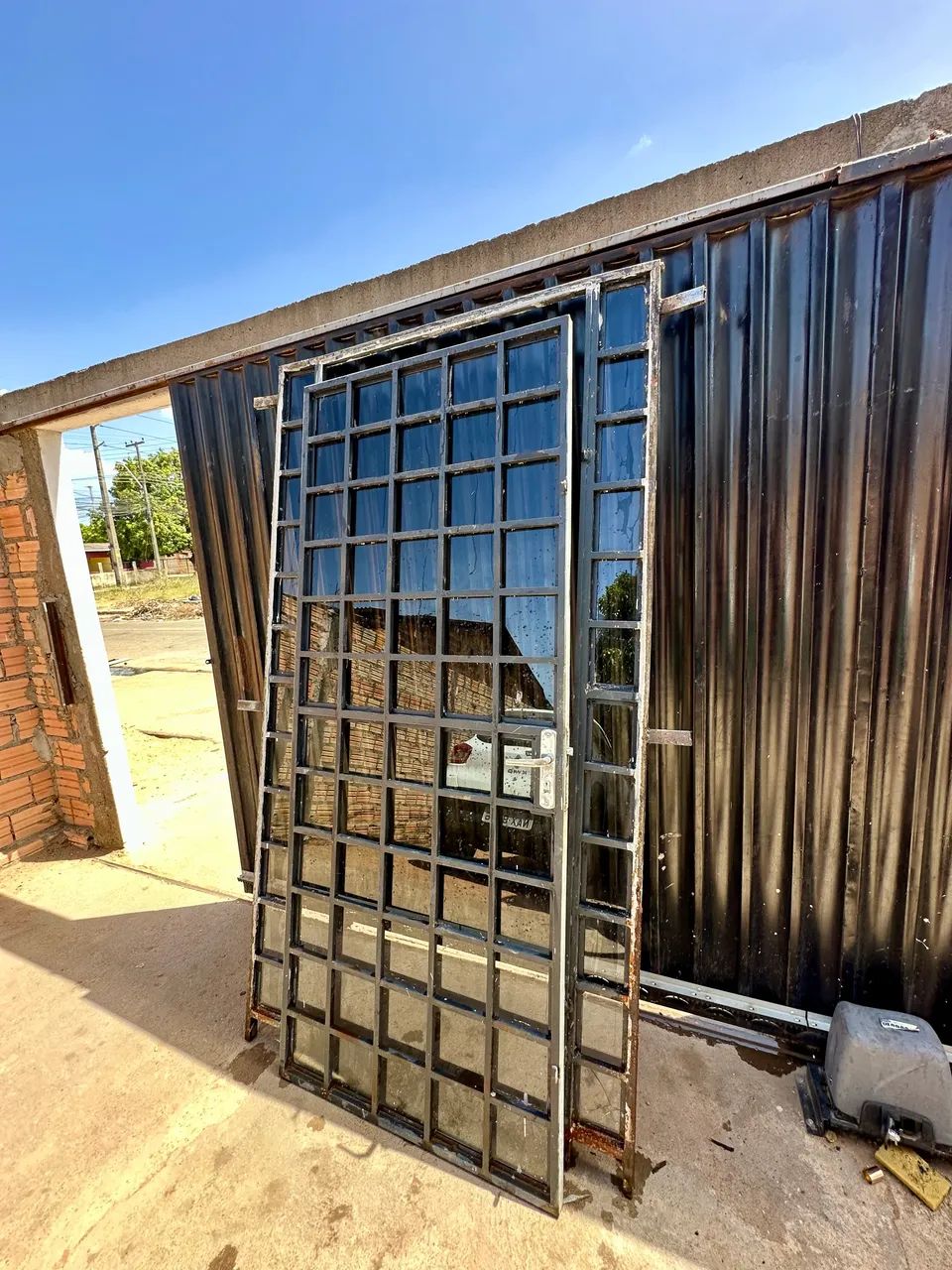 Vende-se porta de ferro com vidro - Foto 5