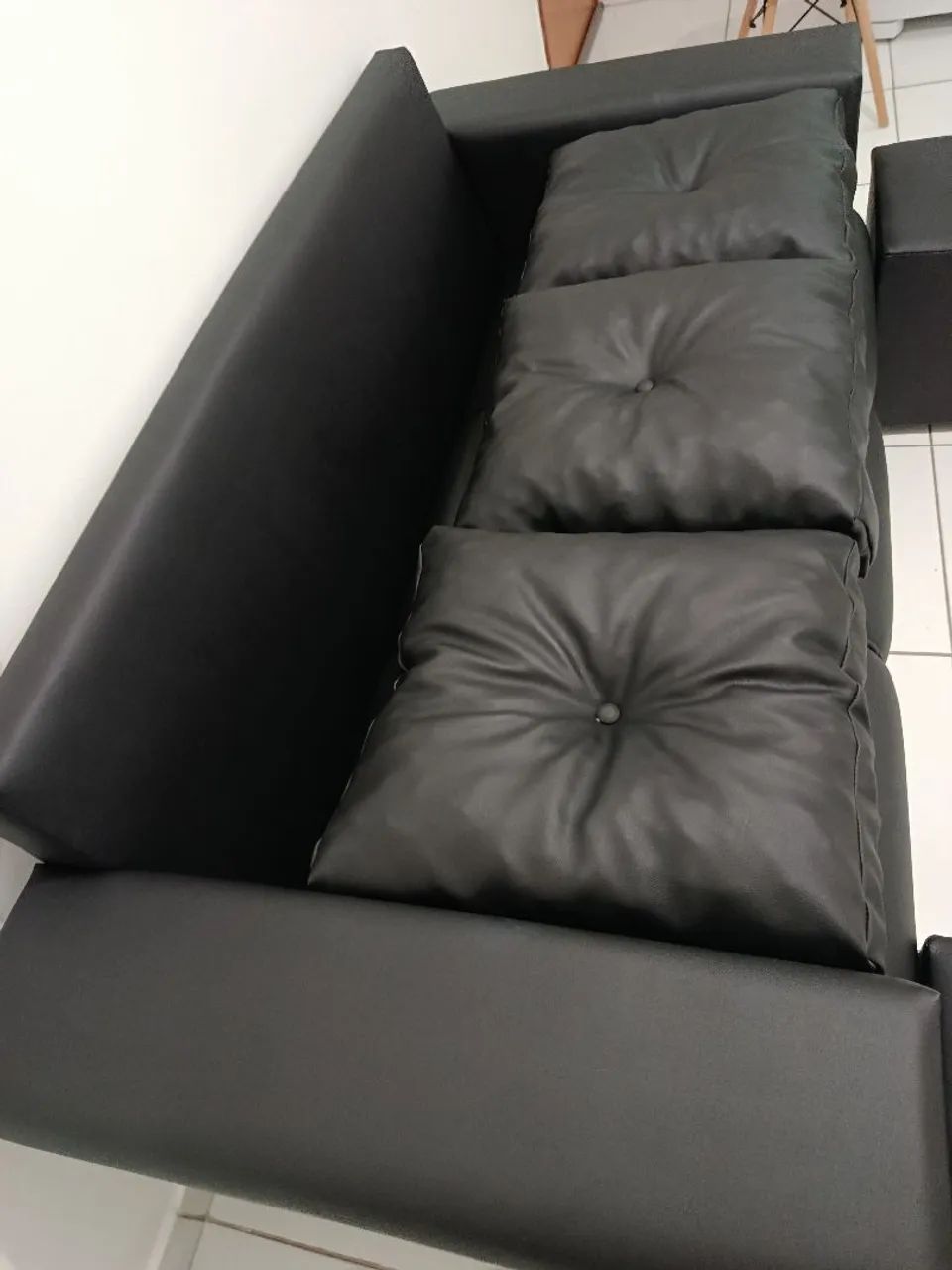 SOFÁ NOVO LUXUOSO EM COURO+ PUFFS( MENOR VALOR) - Foto 3