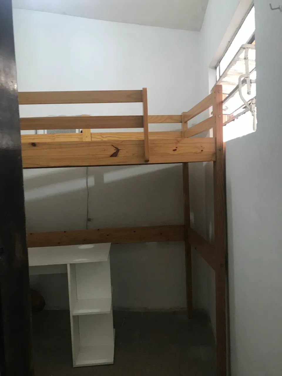 CAMA SUSPENSA SOLTEIRÃO EM MADEIRA - TOK&STOK - Foto 2
