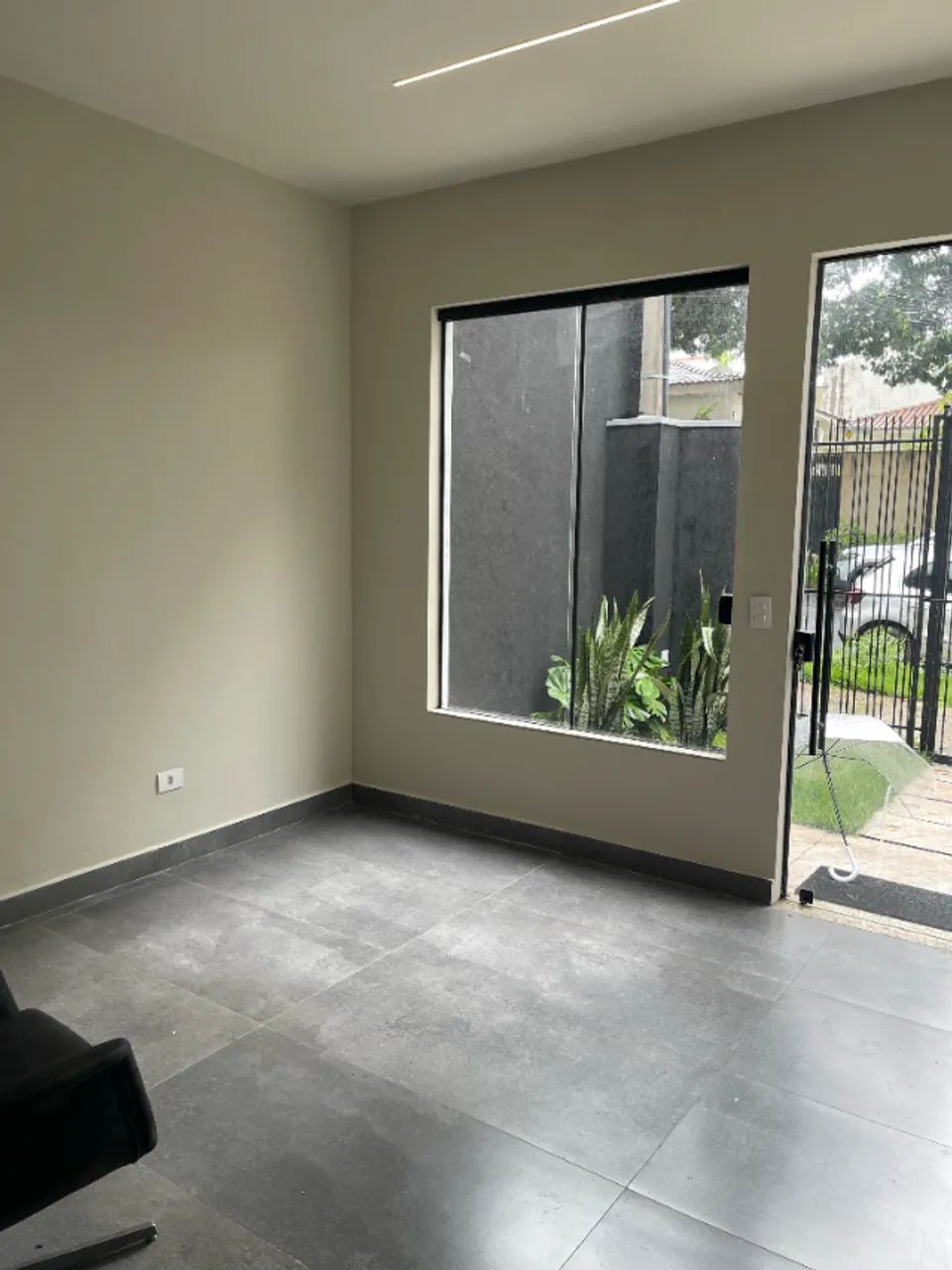 Casa com estacionamento e 20m de frente na Zona 5 - Bairro nobre - Foto 3