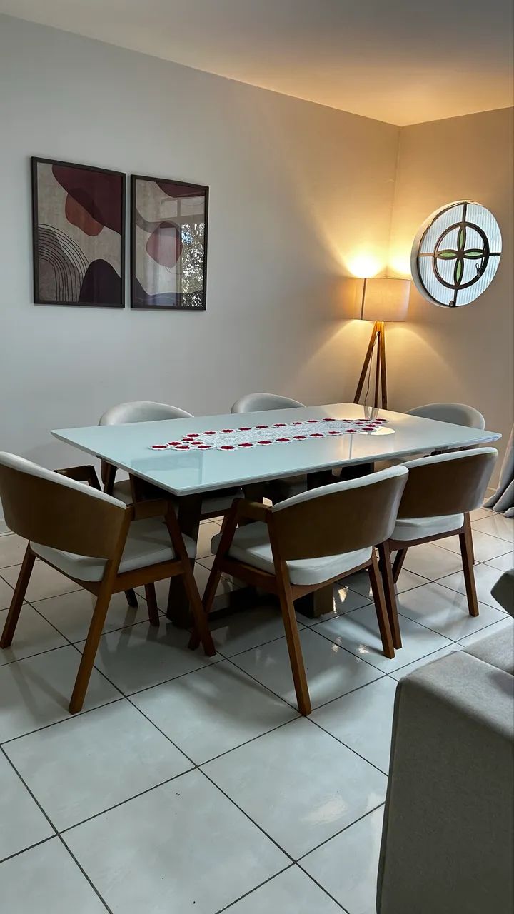 Mesa de Jantar com 6 cadeiras Semi Nova 