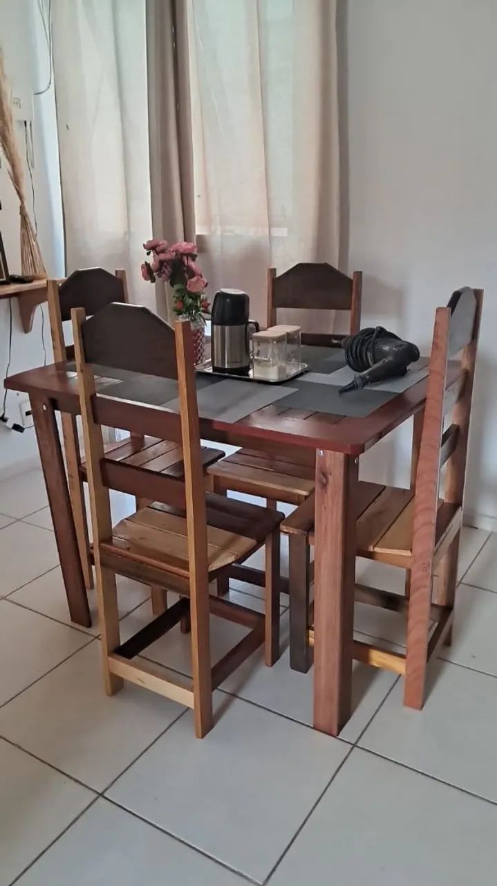 Mesa de cadeiras nova
