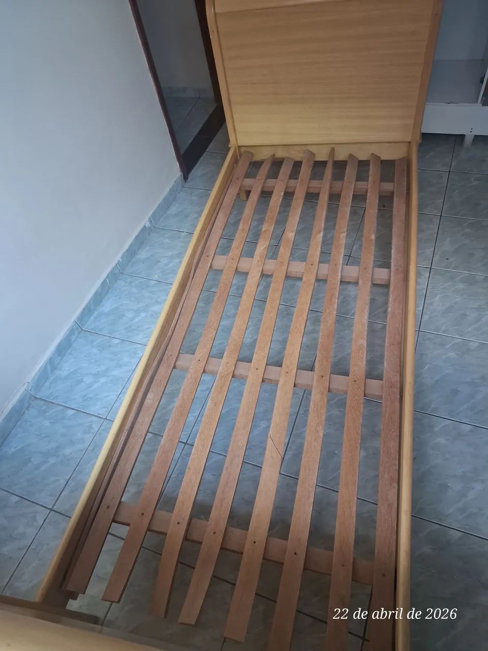 Cama para solteiro em madeira com colchão  - Foto 3