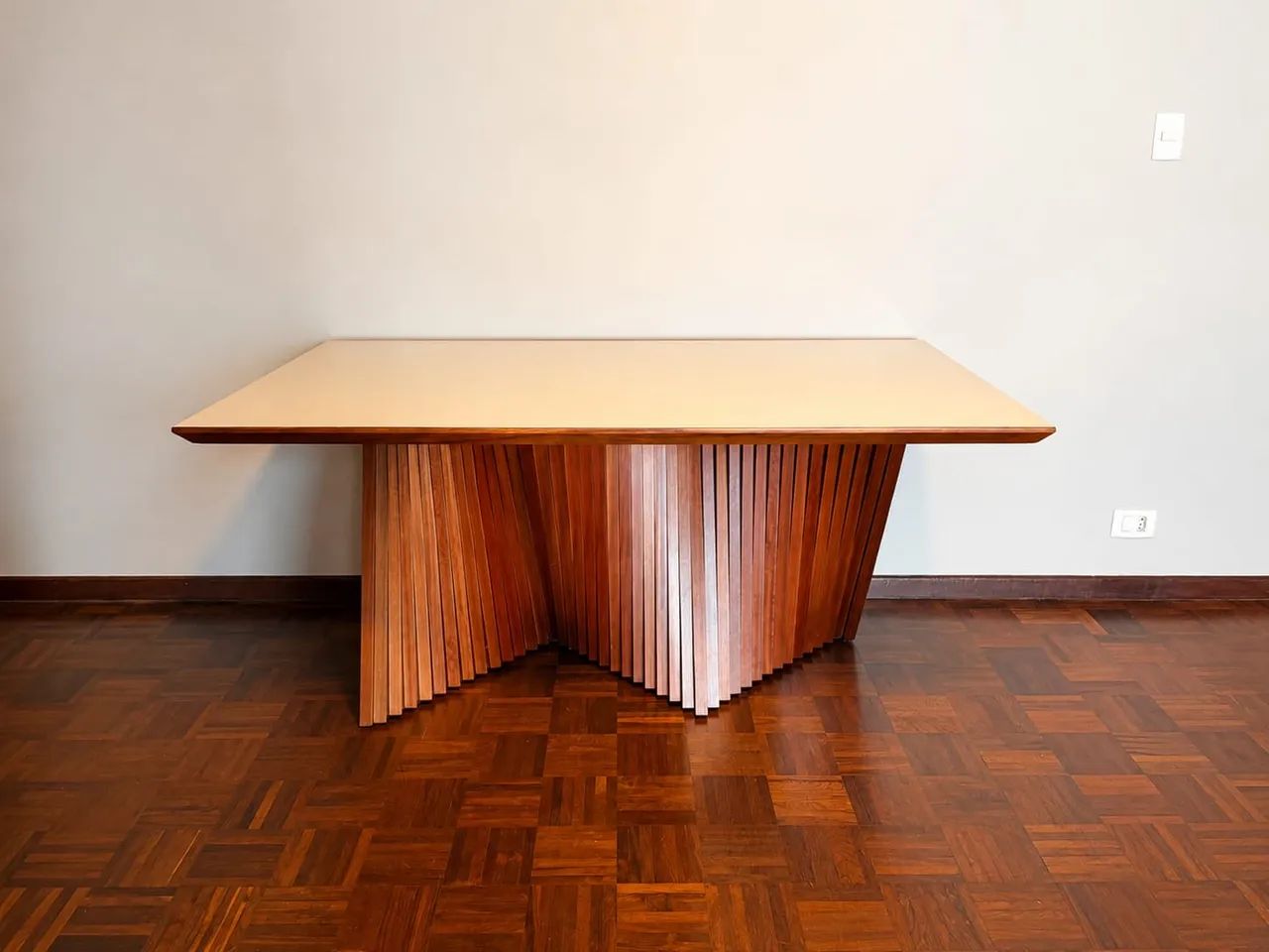 mesa de jantar moderna com tampo de vidro e base de madeira  excelente estado