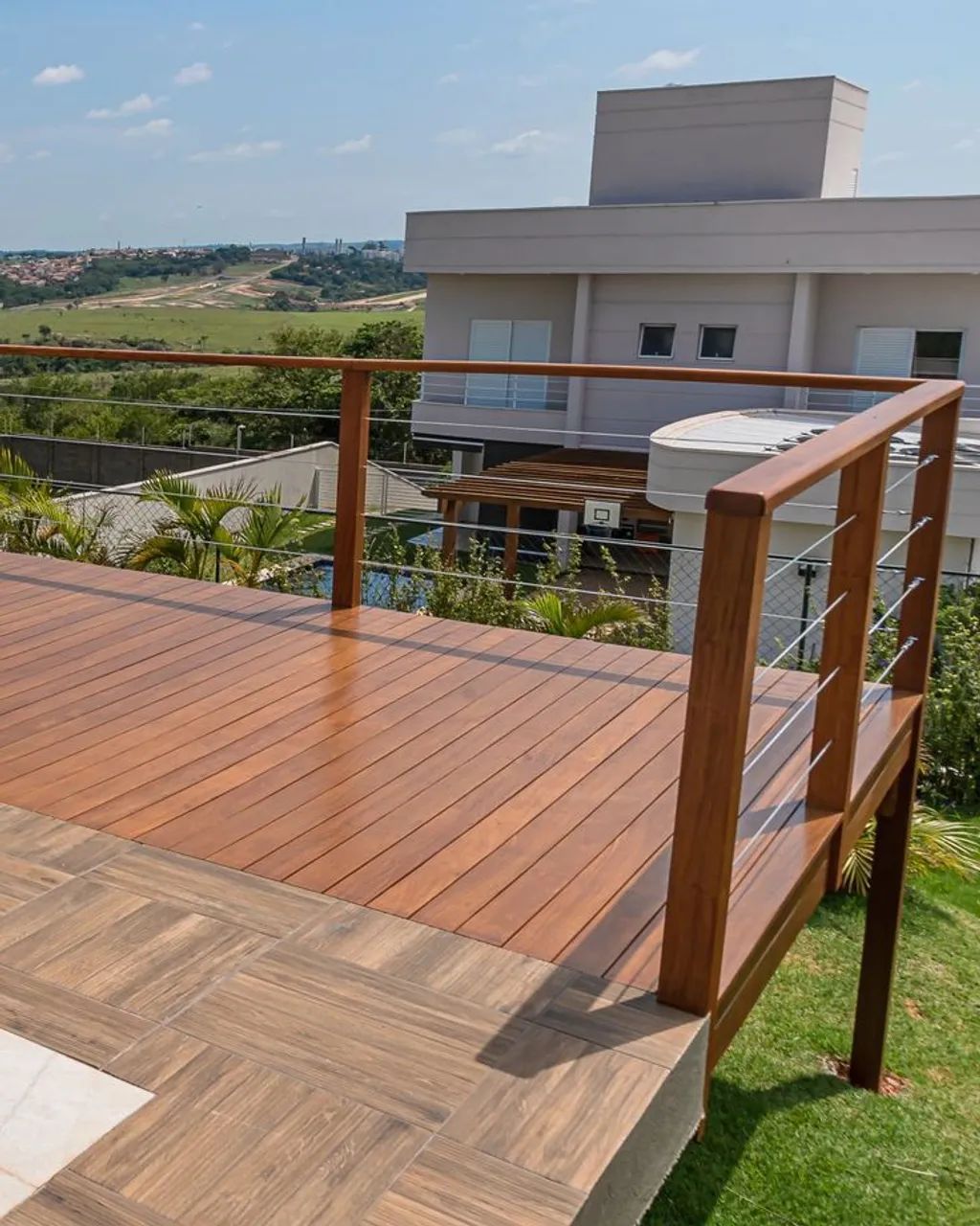 Deck de madeira com guarda corpo