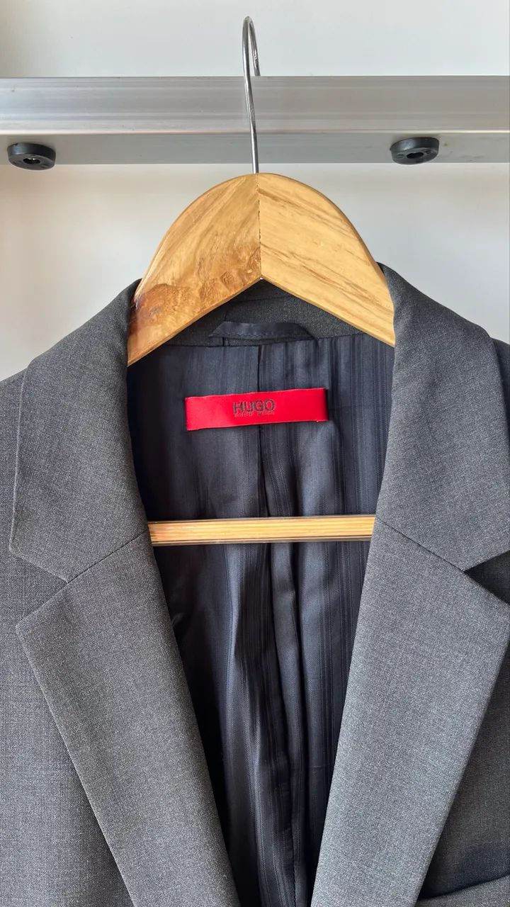 Terno Hugo boss cinza ótimo estado 