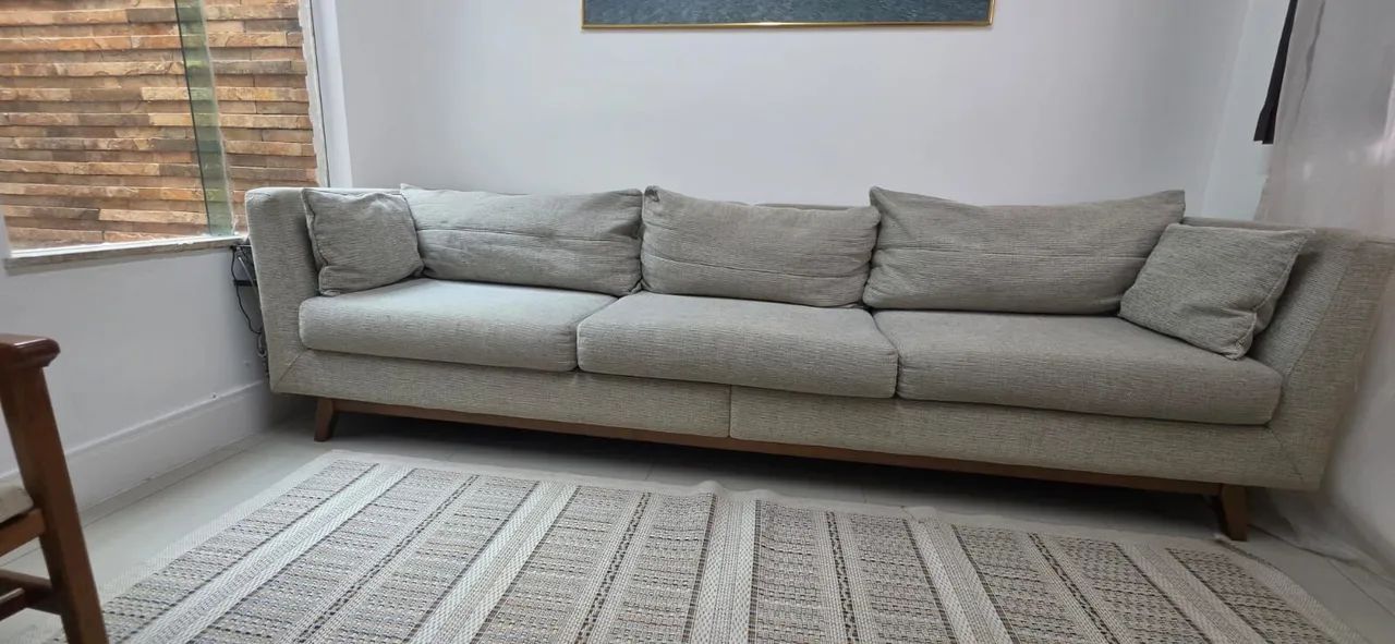 Excelente Sofá. Em bom estado de conservação, base em madeira. Modelo exclusivo da Raiuga - Foto 2