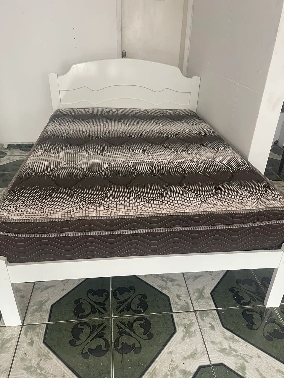 Cama de casal com colchão em perfeito estado com frete grátis 