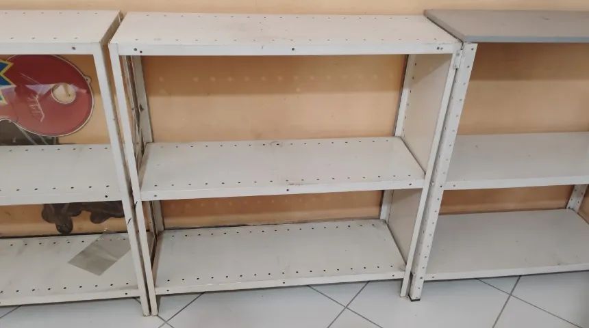 Balcão Vitrine de Aço com Vidro Frontal