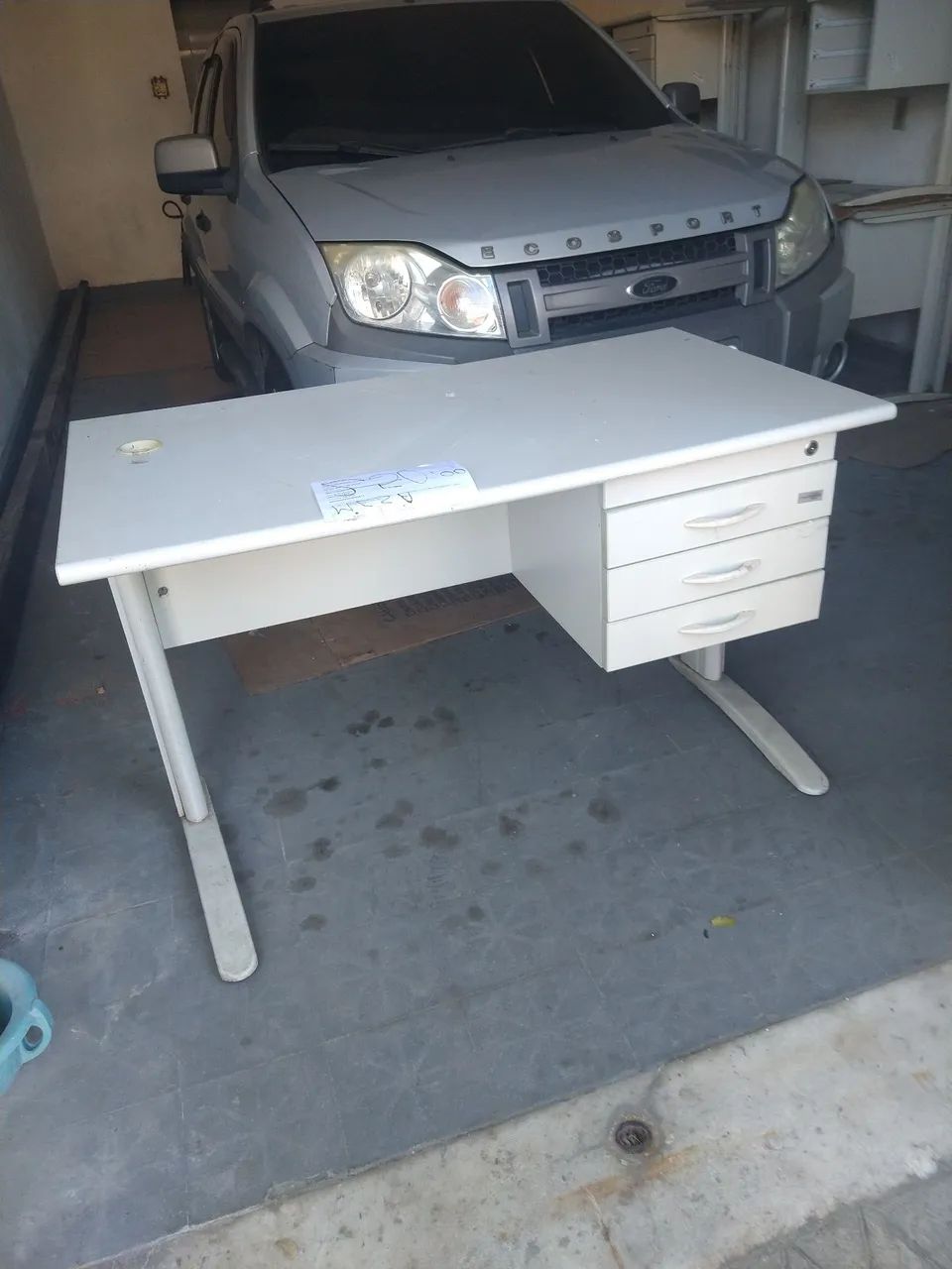Mesa  três gavetas ...