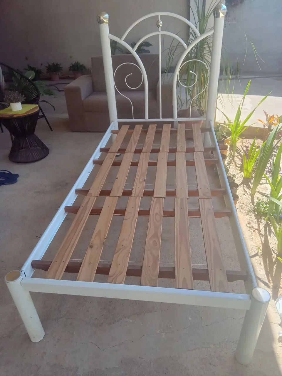 Cama de ferro de solteiro