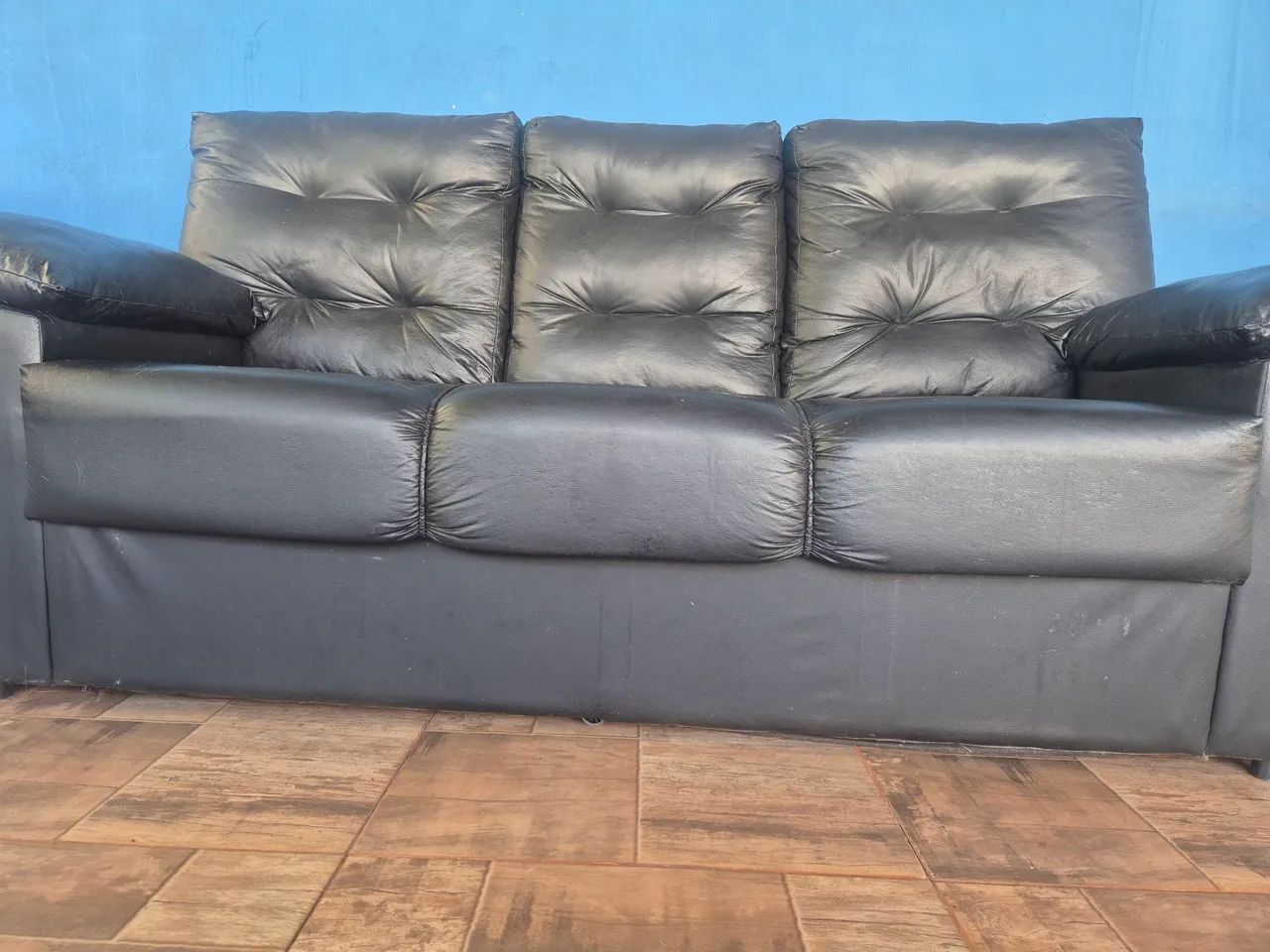 Vendo sofá no courino com detalhes R$350.00 - Foto 3