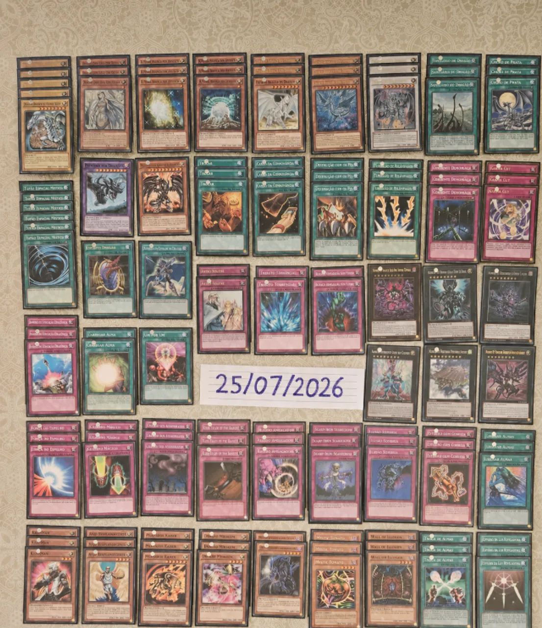 Deck Blue-eyes Dragão Branco de Olhos Azuis e cartas total de 368.