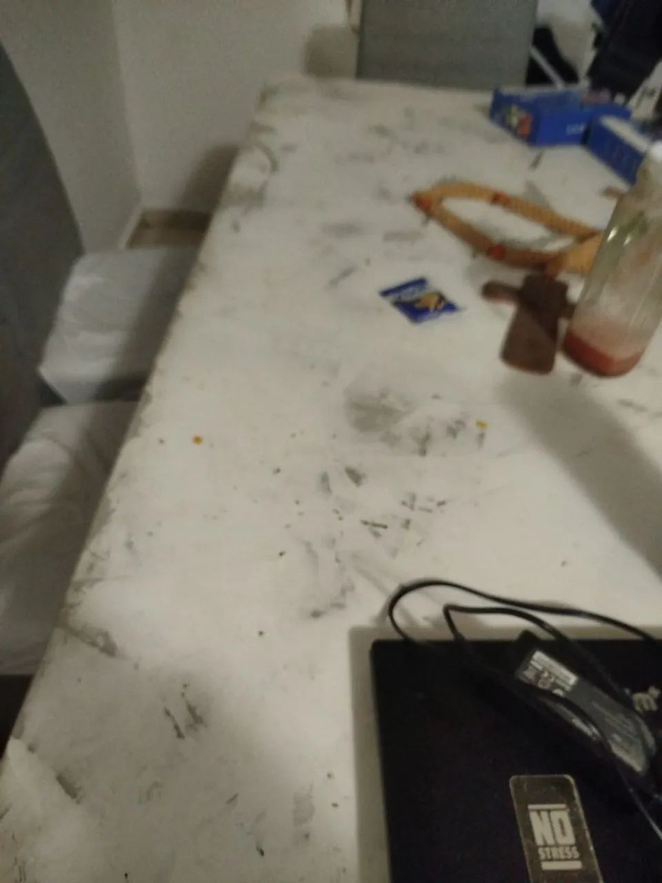 Mesa com tampo de vidro rachado