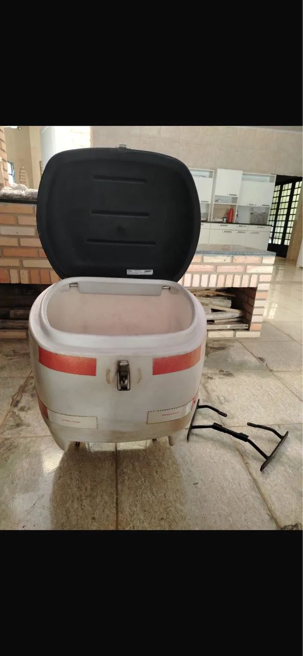 Baú com suporte zerado 