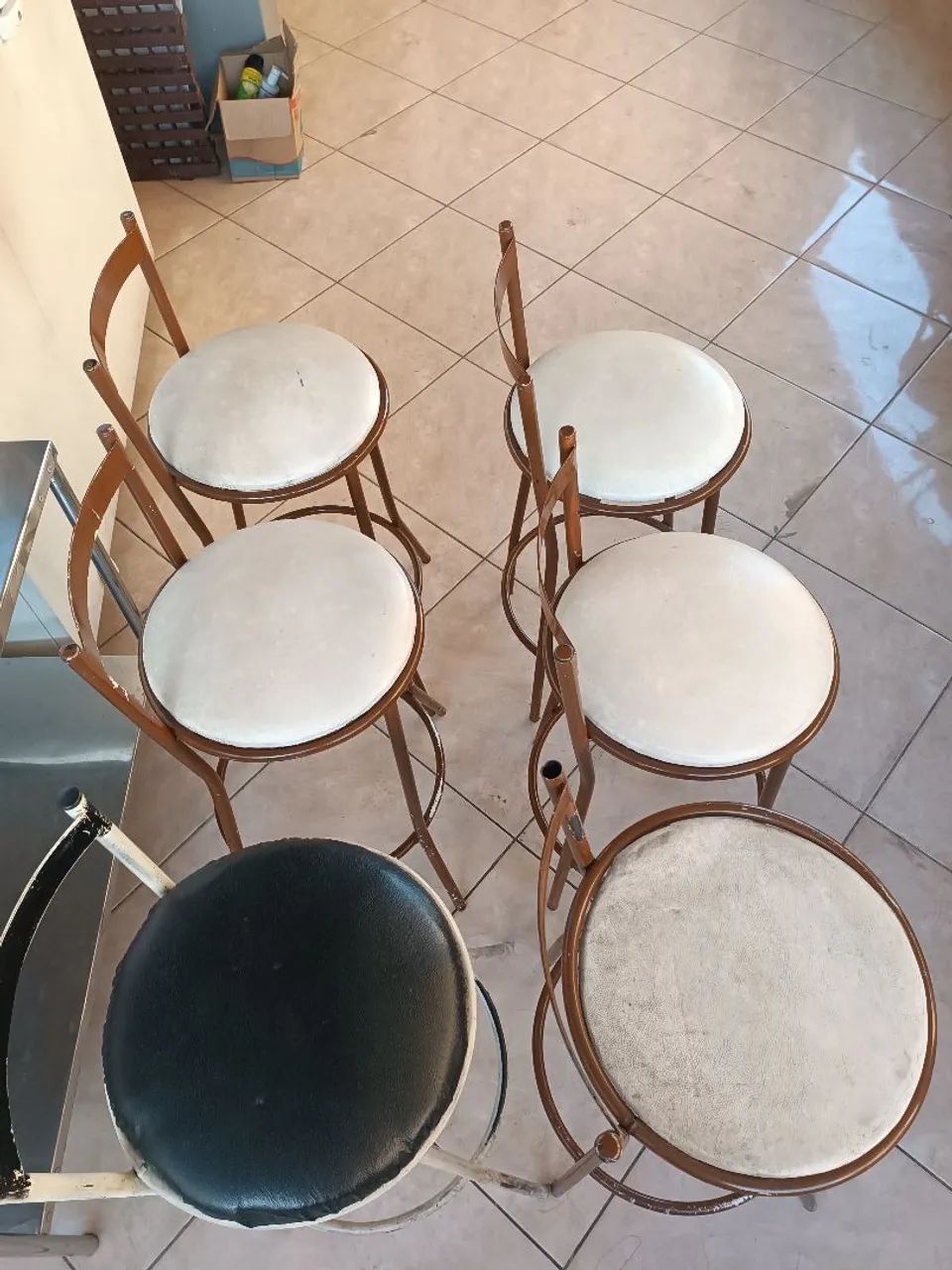 6 Banquetas altas de ferro com encosto e assento estofado - Foto 5