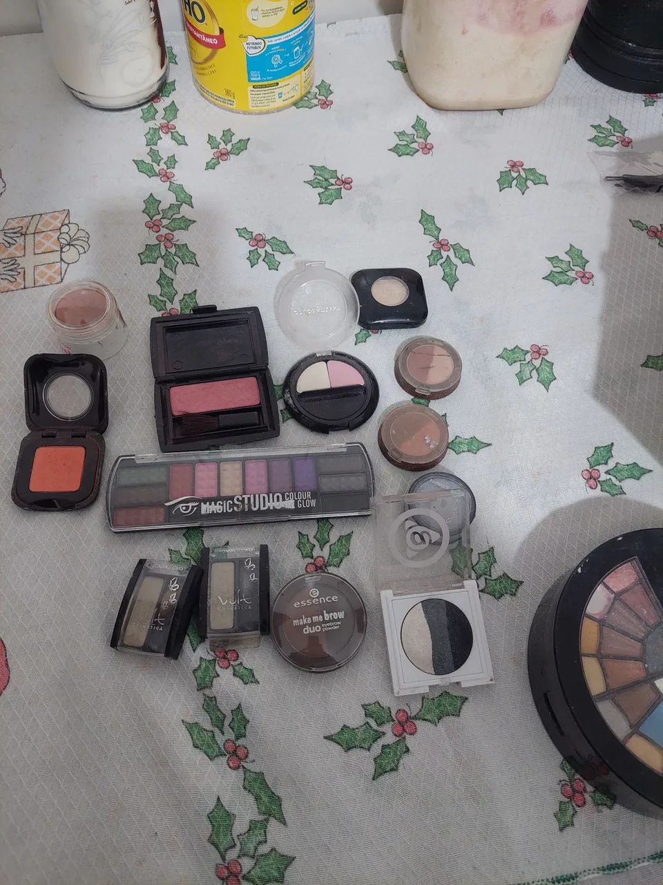 Vendo maleta  com várias maquiagem  - Foto 2