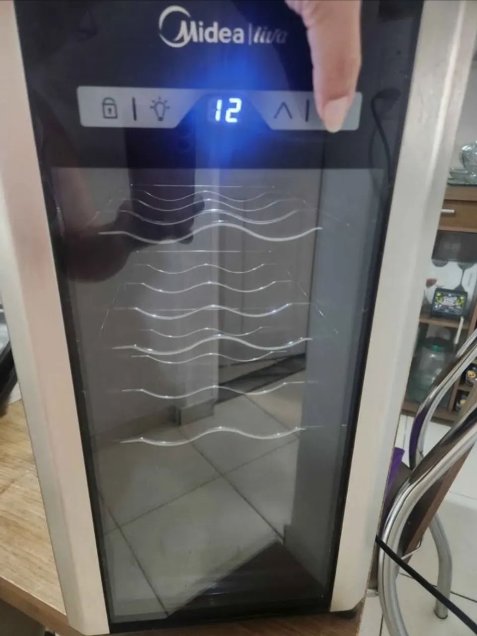 ADEGA CLIMATIZADA PARA 8 GARRAFAS DE VINHO. MARCA MIDEA. MODELO LIVEA. ESTADO DE NOVO - Foto 2