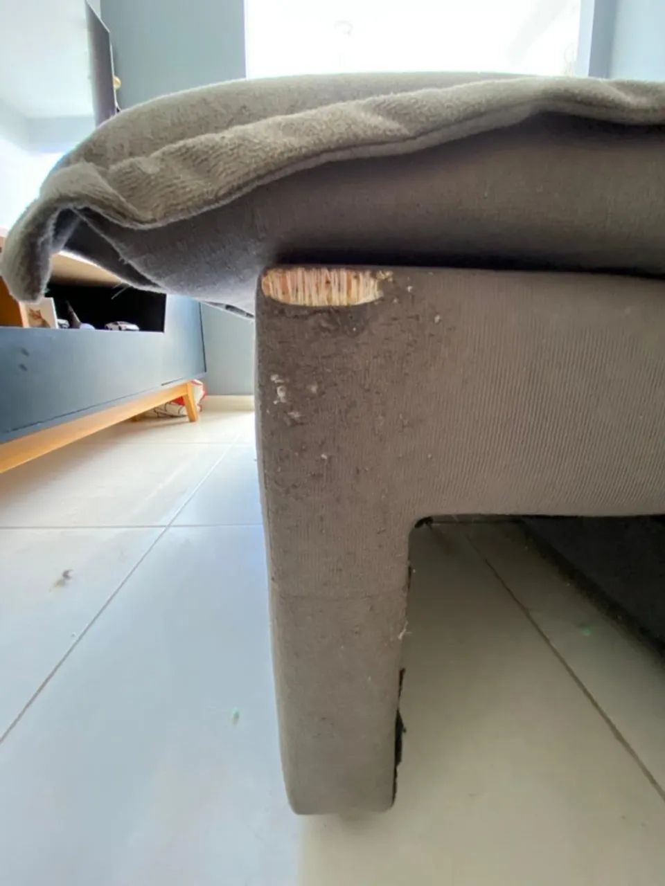 Sofá reclinavel retratil cinza com tomada USB para carregar celular.  - Foto 2