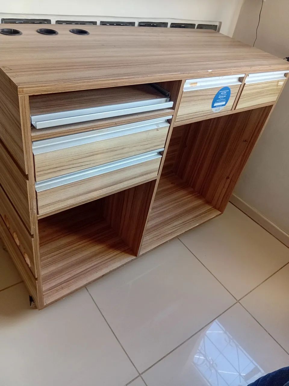 MÓVEIS EM MDF MADEIRADO, COMPLETO PARA LOJA.