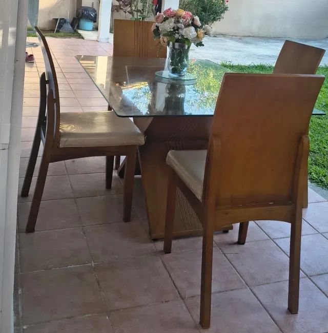 Mesa de madeira com 4 cadeiras