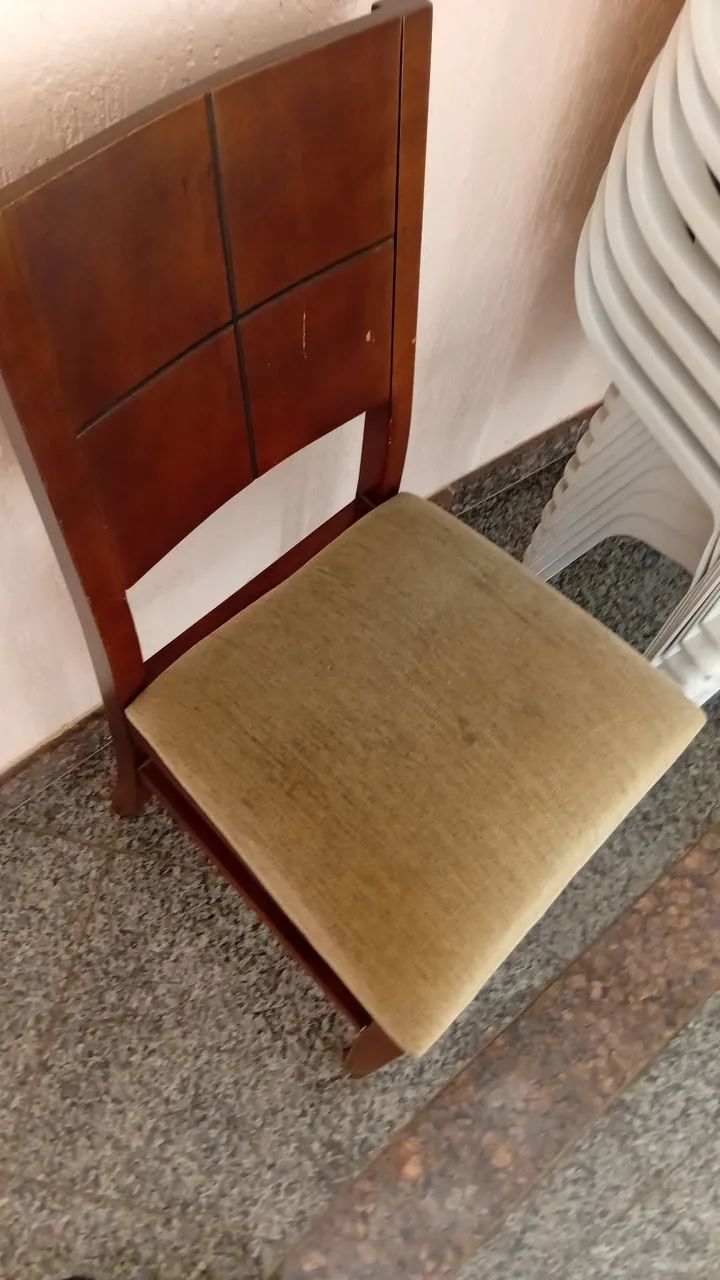 Vendo estas duas cadeiras. Muito conservada. 