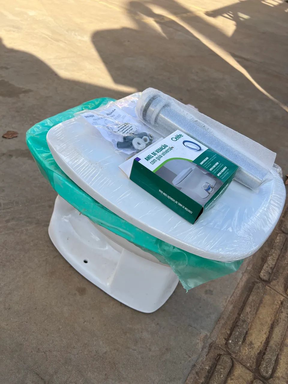 New complete toilet bowl