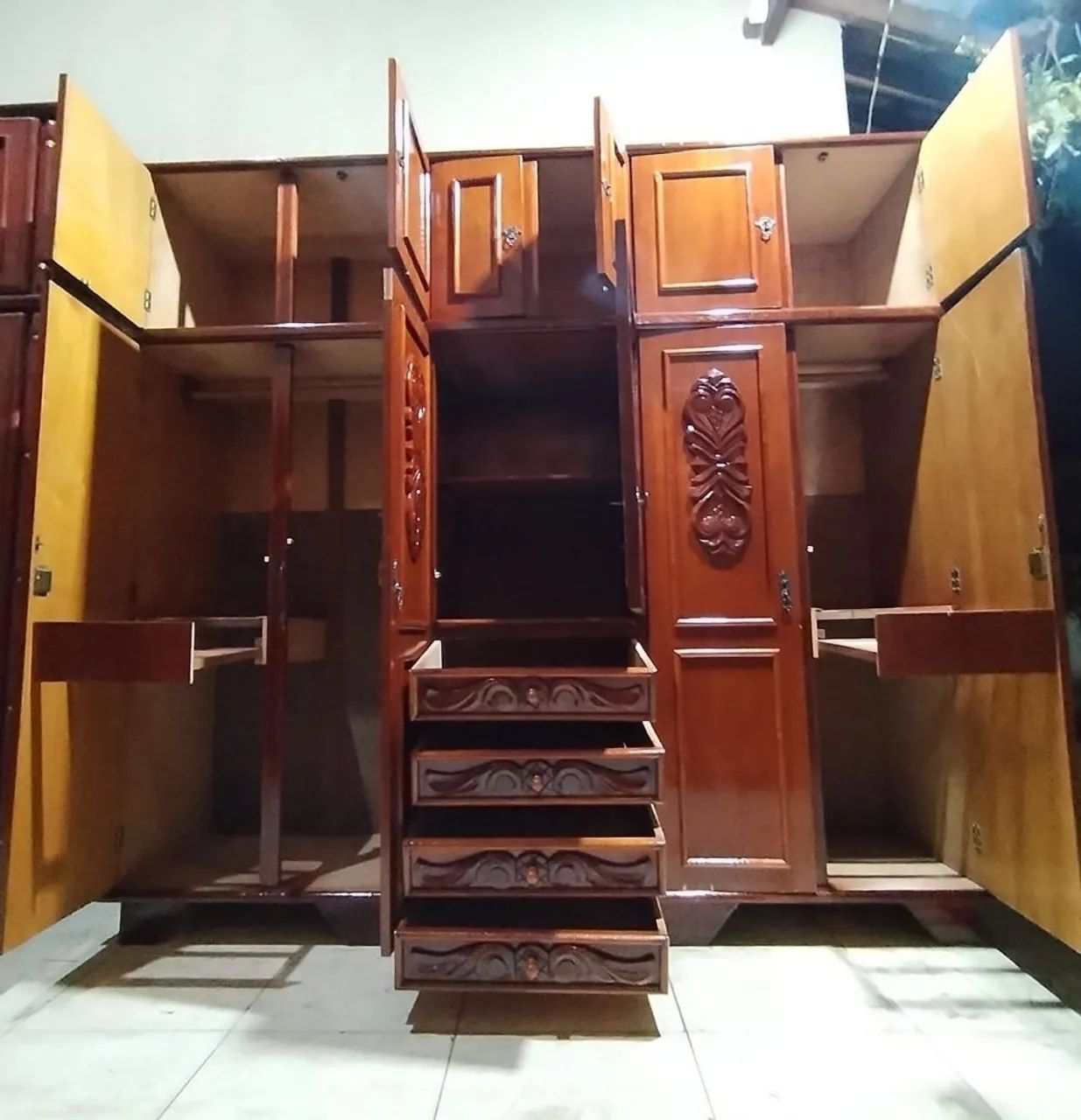Guarda roupa de madeira PURA bem conservado  - Foto 4