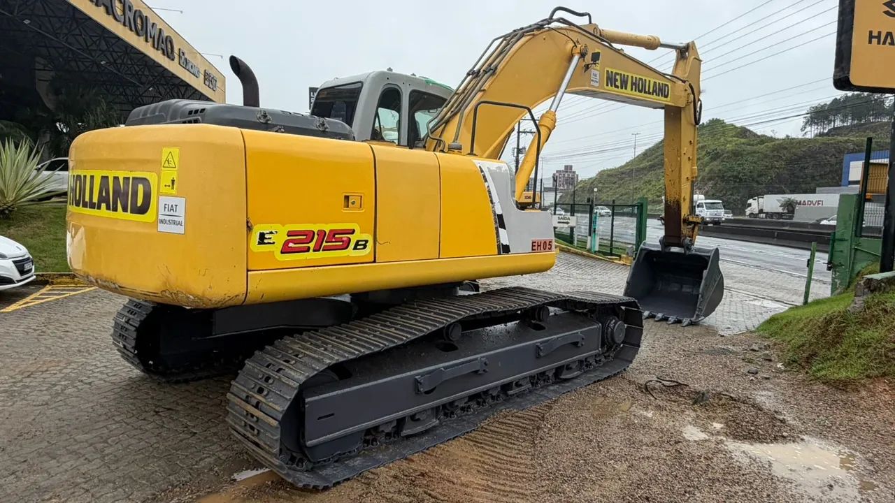 Escavadeira New Holland E215 B  - Foto 2